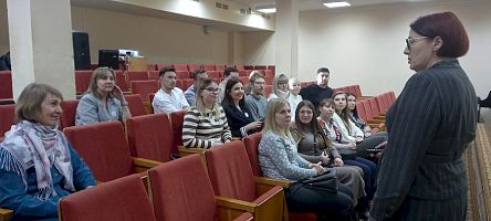 Молодежь АПЗ на "Часе речевого этикета" в Центральной городской библиотеке 